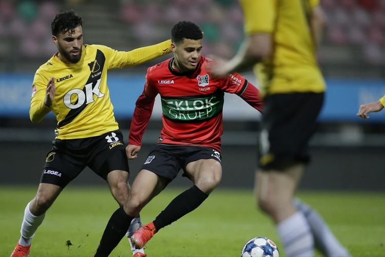 反而表现出 反而表现出