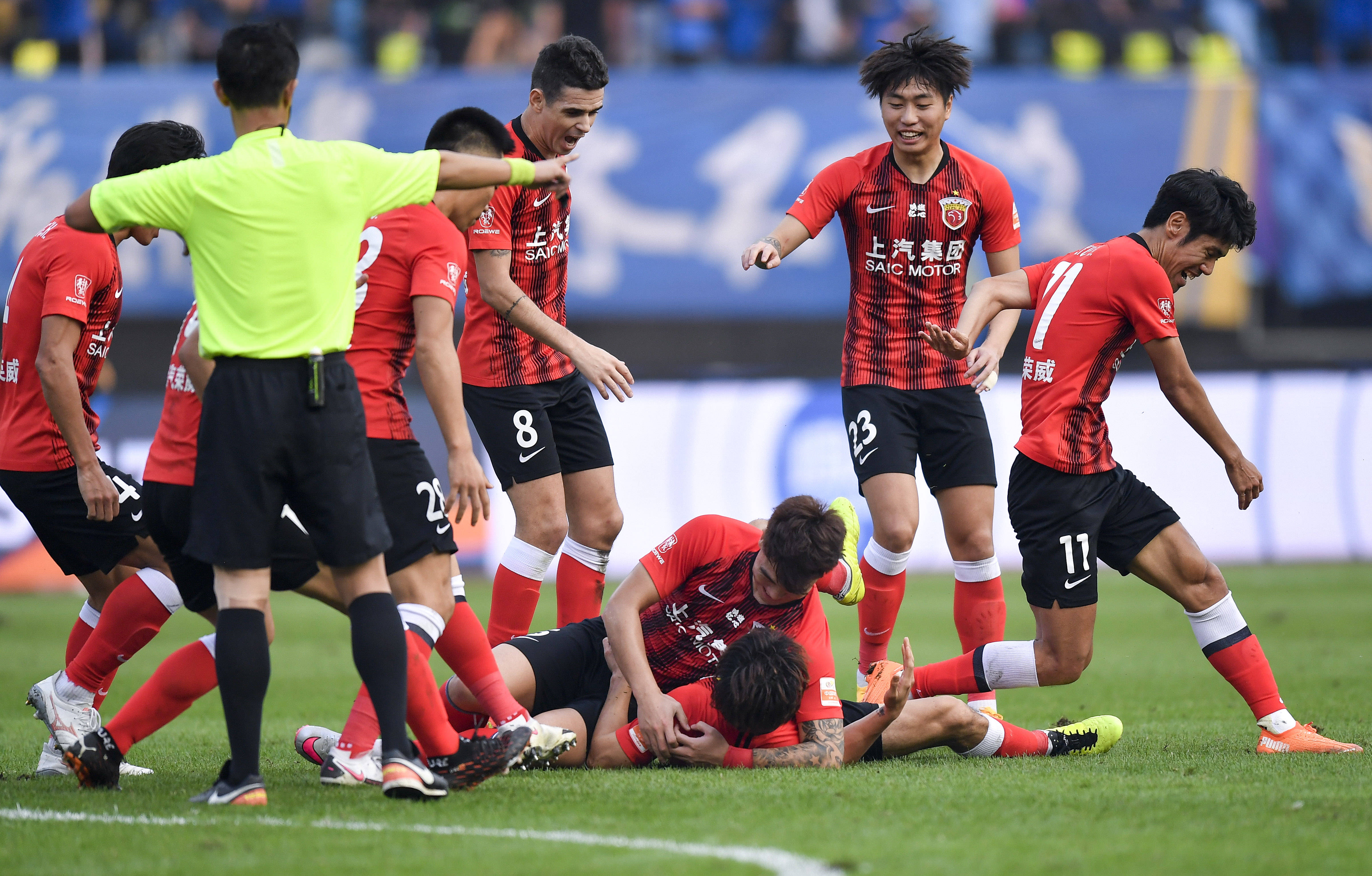 赛场上脱颖 赛场上脱颖