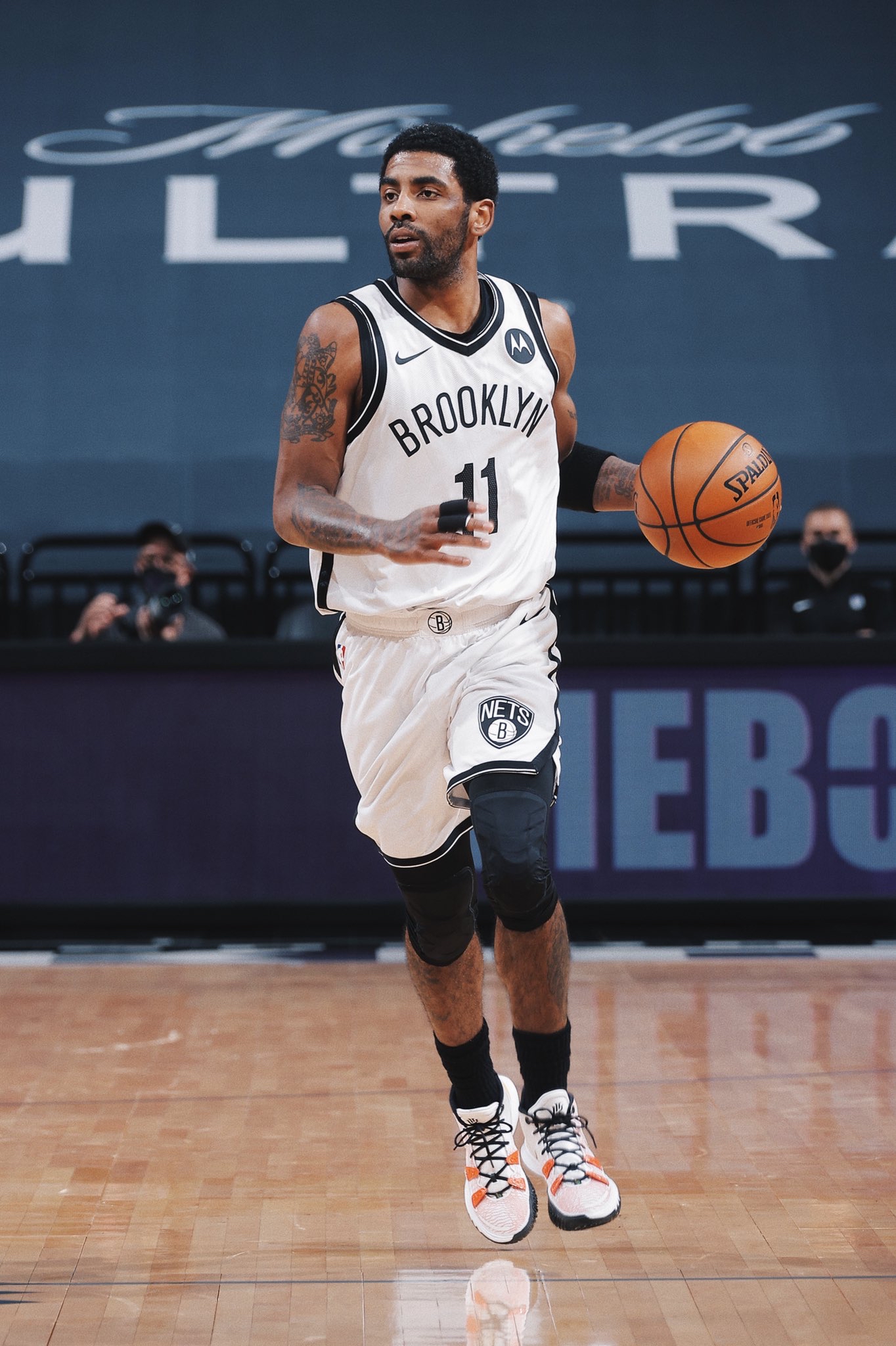 在强对抗场 在强对抗场